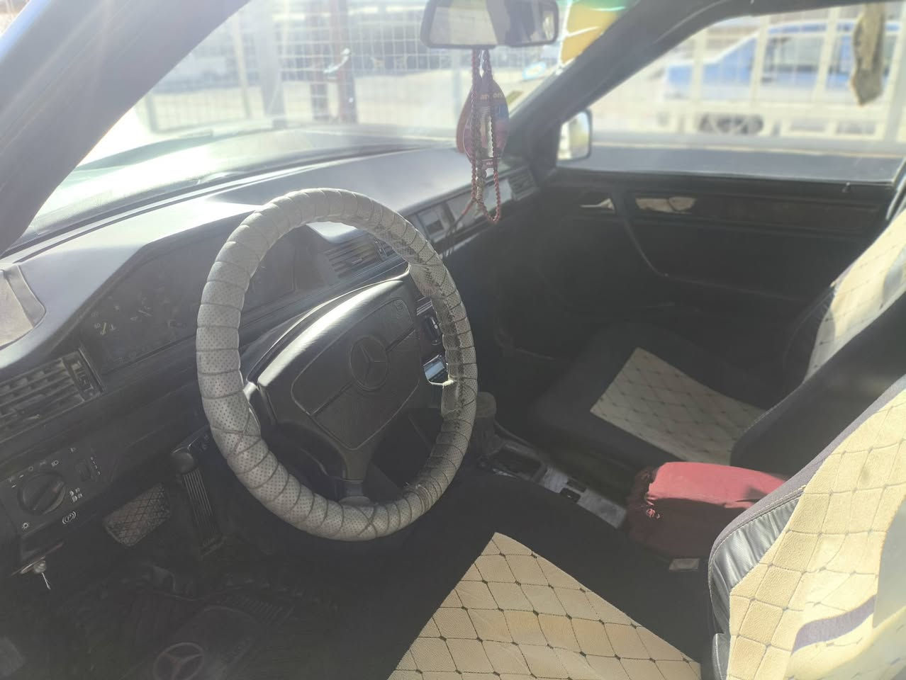 السلام عليكم  مارسدس دب موديل 1990 متكم قواعد بلاد مكينه بطه 3000 ففتي مكينه وكير خير من الله رقم اربيل سنويه 2027 نهايتها للاستفسار الاتصال على الرقم *********** او خاص
