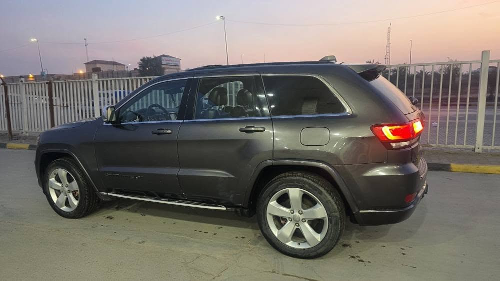 السلام عليكم للبيع او المراوس حسب القناعه 
جيب كراند شيروكي بلاك توب موديل 2015 
مواصفات البلاك توب والسياره بيها فتحه شاشه - كبيره -  كشنات كنتاره - جنطه كهرباء 
السياره بيها صبغ ٥ قطع ٣ مال الحادث جاملغات وبنيد مثل ماموضح بصوره الحادث وقطعتين باب وجاملغ خلفي جهه السايق اثر دراجع انصبغن شويه بس معجون بالباب 
السياره باسمي تحويل ثاني يوم 
ال ١٥ يشتغل على البانزين العادي للي ميعرف نو مثل ال ١٦ وفوك لان محرك امريكي رخيص مو ايطالي غالي ويريد بانزين محسن 
نقصها ربل مكينه ( دجات مكينه) 
السعر ١٧٥ وبي مجال 
مكاني البصره الاربع شوارع 
*********** البصرة, العراق
