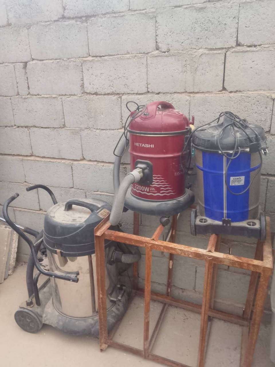 السلام عليكم ثلاث مكانس كهربائيه مع قفص مكيف للبيع قيموا اخذ بس لا تكسر بالسعر الكربلاء الشبانات. ***********
