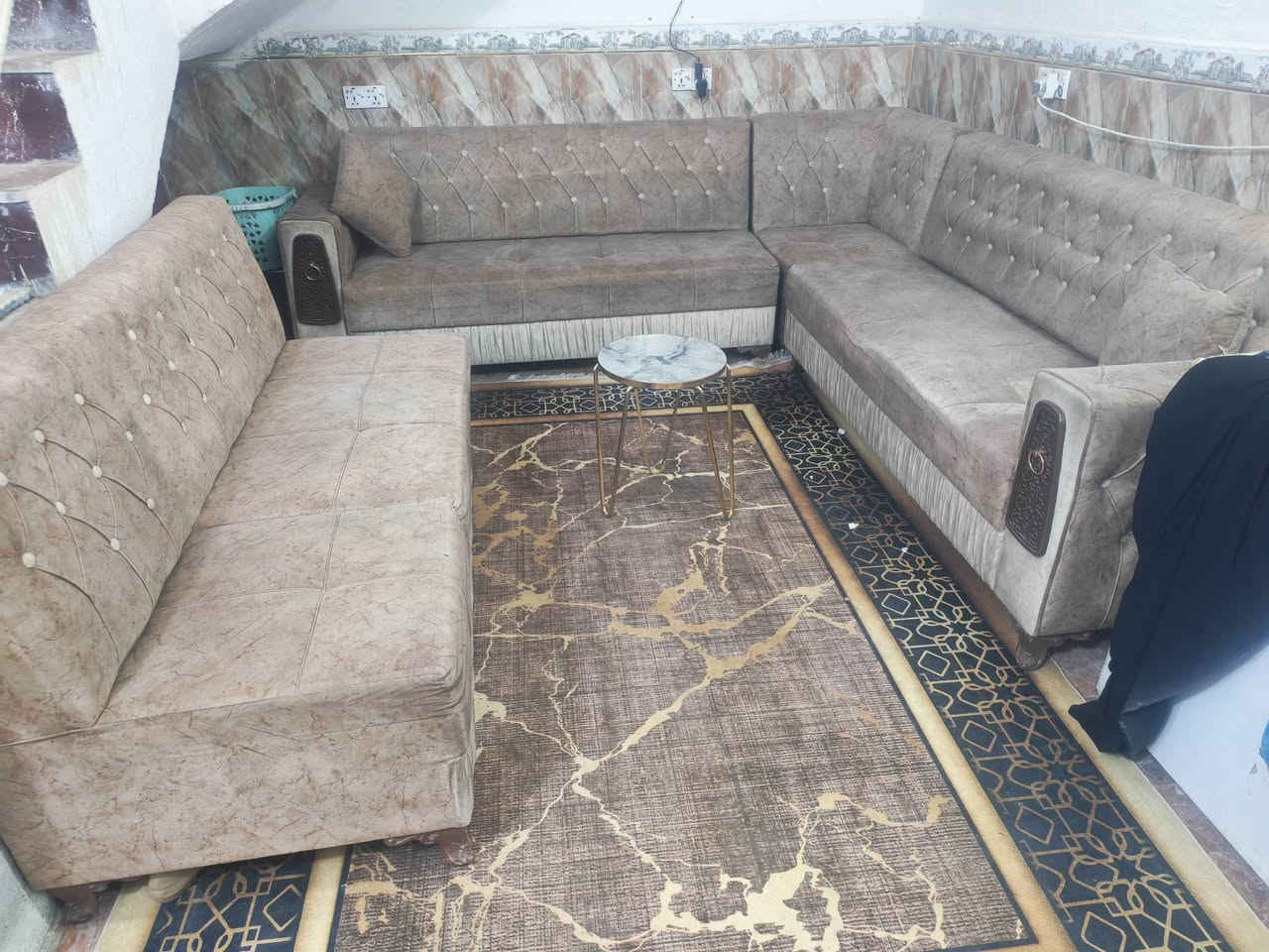 ديوان 10مقاعد نظيف ومناسب جدا ب١٥٠ 
ناصريه حي الحسين قرب قسم البلدي ***********
