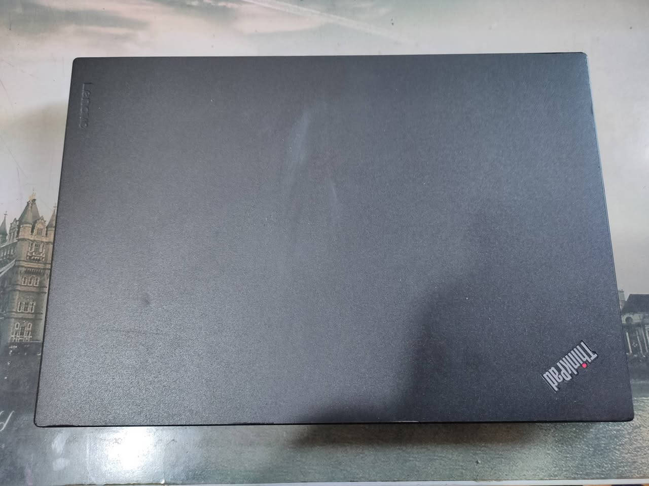 سلام عليكم لابتوب لينوفو ThinkPad T460 سلم
💻 المعالج: Intel Core i5
⚙️ الجيل: السادس
🧠 الرام: 8GB DDR4
💾 التخزين: 256GB SSD (سريع جداً)

🖥️ الشاشة: 14 إنج FHD
⌨️ الكيبورد: ThinkPad عربي وانكليزي + ضوئي 

🔌 المنافذ:
 • USB-C (يدعم الشحن)
 • Thunderbolt 3
 • 2 × USB 3.1
 • HDMI
 • LAN (RJ-45)
 • قارئ كرت SD
 • منفذ سماعة / مايك

🎒 الملحقات:
✔️ شاحن أصلي
✔️ ماوس

🛡️ الابتوب كامل مكمل من ناحية تعاريف و ويندوز ضمان tشحن 

💰 السعر: 190 الف 

📍 العنوان:
بغداد/  الدورة 

📞:*********** واتس
