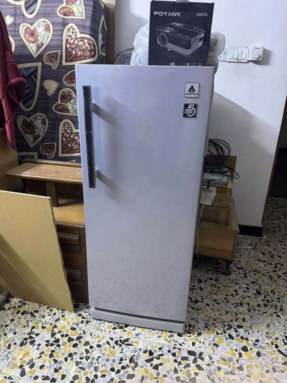 السلام عليكم غرفه 5 قطع للبيع نظيفه 95 ‎%‎
و ثلاجه بس باب الفريز مكسور  شغاله مابيه اي اشكال 
الغرفه اب 300 الف 
والثلاجه اب 100 الف 
مكانهن الغزاليه بغداد 
رقمي ***********
