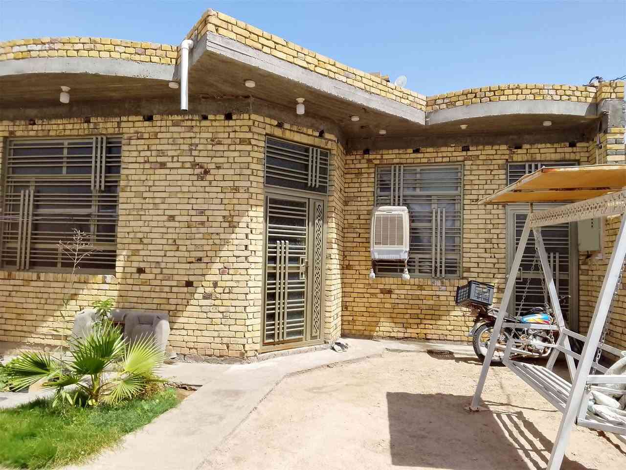 سلام عليكم بيت زراعي للبيع بالفضليه مساحه 240 غرفتين وصاله ومطبخ وحمامات عدد 3 كاملات سيراميك ودوانيه  متوفر ماي كهرباء سعر55قفل الشراي الرقم ***********
