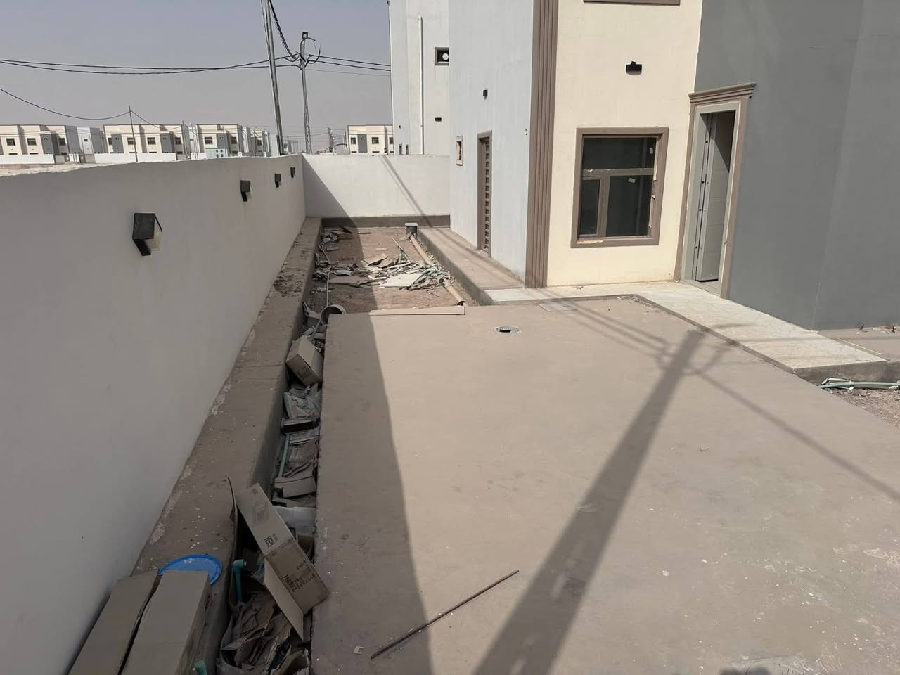 للبيع في مجمع الاميرات2 
مساحة 200م 
موقع تجاري شارع 30 مربع ثاني 
يباع نقداً بسعر مناسب جداً للتواصل الاتصال على ***********
