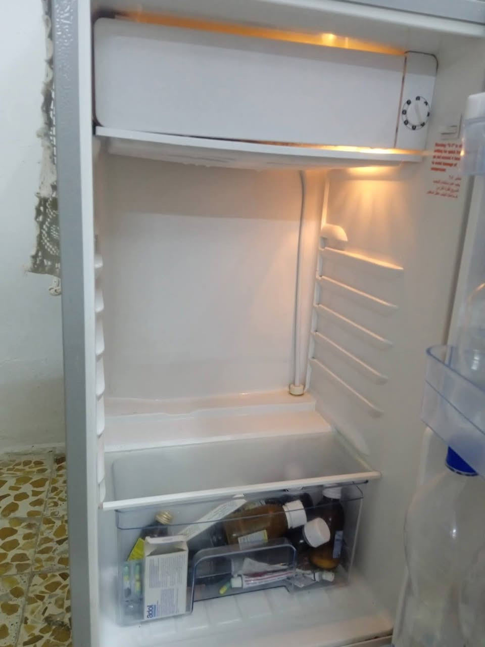 ثلاجه  غرفه صغيره نضيفه مابيها اي عيب السعر 100 وبي  مجال  العنوان الموصل شقق الخضراء قرب مدرسه الزيتون الشراي يتصل *********** /***********
