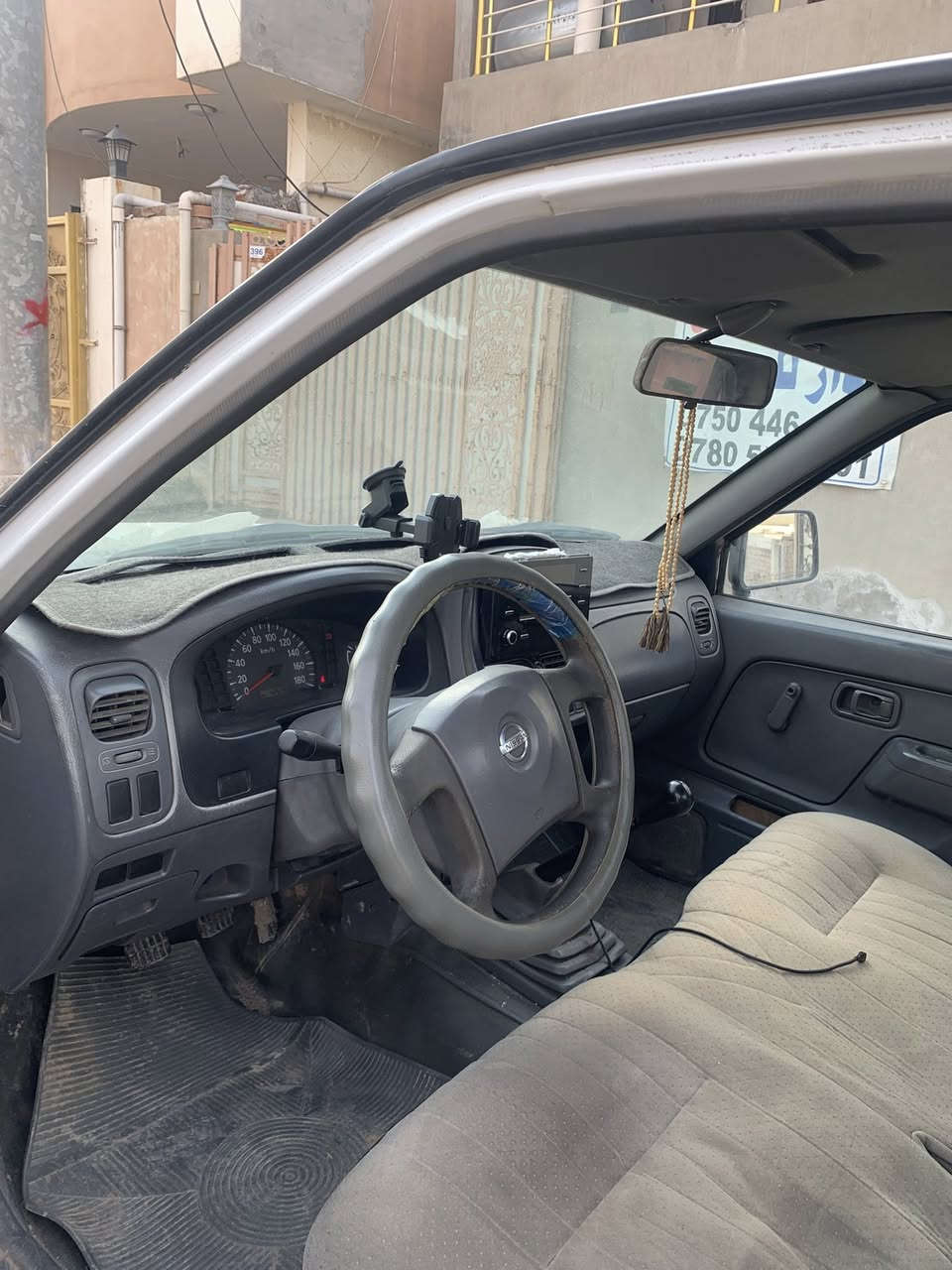 پیکاب نیسان مۆدیل ٢٠٠٢
رەقەمو سەنەوی تازەیە تا ٢٠٢٨ 
تەبریتە بەس پاوەر نیە
جێ جێی سبوغە بە حیزام ئەیفرۆشم 
یەک قنجی بچوکی پێشی هەیە بێ ناو گرتن 
کارباو هەموو گیانی بەشەرت
سەیارەکە لە هەولێرە سحری٨٥وەرەقەو مەجالێکی بریانە

رەقەم موبایل ***********
