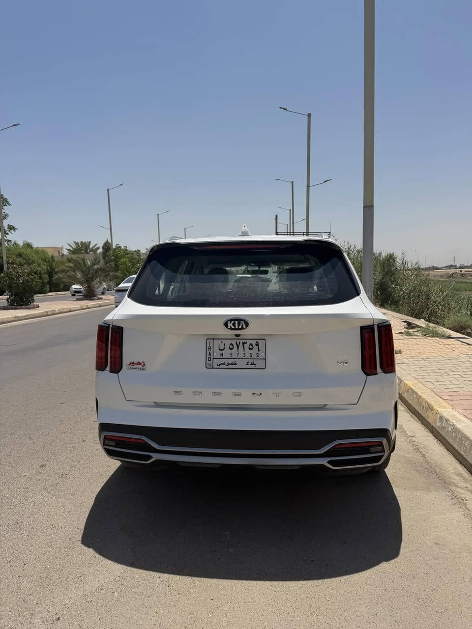 سورنتو   موديل 2021 خليجي 
محرك 6 سلندر 
مواصفات النص فل
حساسات اماميه خلفيه 
تشغيل عن بعد
ضرر  السيارة ضربه خفيفه   بالباب بصف السائق وتم التعديل pdr 
وموجود سونار للسيارة 
السيارة نظيفة جدا ومكفوله 
ممشه السيارة  فقط 80 الف 
 زيت الكير تم تغيره  عند 60 الف   يم شركة الحسام
السعر 260ورقه 
للاستفسار ***********
