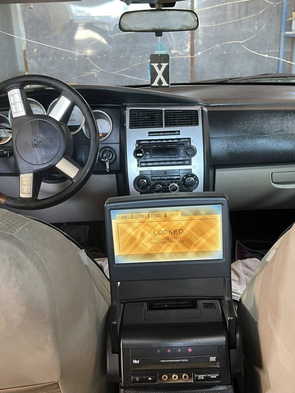 ادوات جارجر 2010 سياره جاهزه الأخير مكينه وكير بلايلون بيها مكينه تاكل الشارع مكينه 8 صالنصات رياضي  متومه طبق الأصل فول مواصفات فتحه شاشا خلفيه تحكمات كشنات الستفسار *********** مكانها بغداد كصه جنطه المو شراي لا يتعبني رجائن شراي اتصل وبخدمتك ويل نجمه تخم تاير صدر امامي خلفي 65 بل 100 سعر $$$ 38 وبيها مجال كلش قليل
