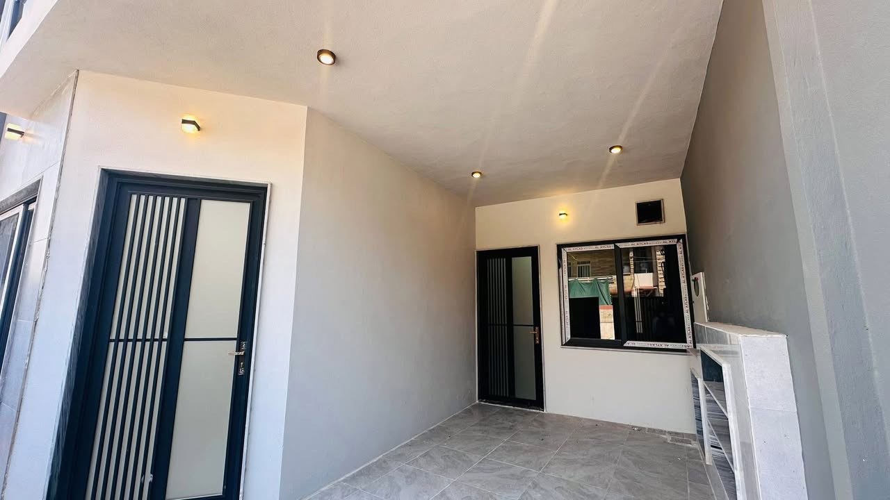 #عروض_مكتب_دعاء_الخير_للعقارات 🏡
للبيع بيت 

بحي النور خلف التجاري 

قرب جامع احمد ابن حنبل 

مساحة 190 متر 

طابقين 7 خمس غرف نوم 

بيتونه مطبخ حار بارد 

هولين  وستقبال 

صحيات بطابقين 

للاستفسار 

الاتصال 

***********

***********

***********
