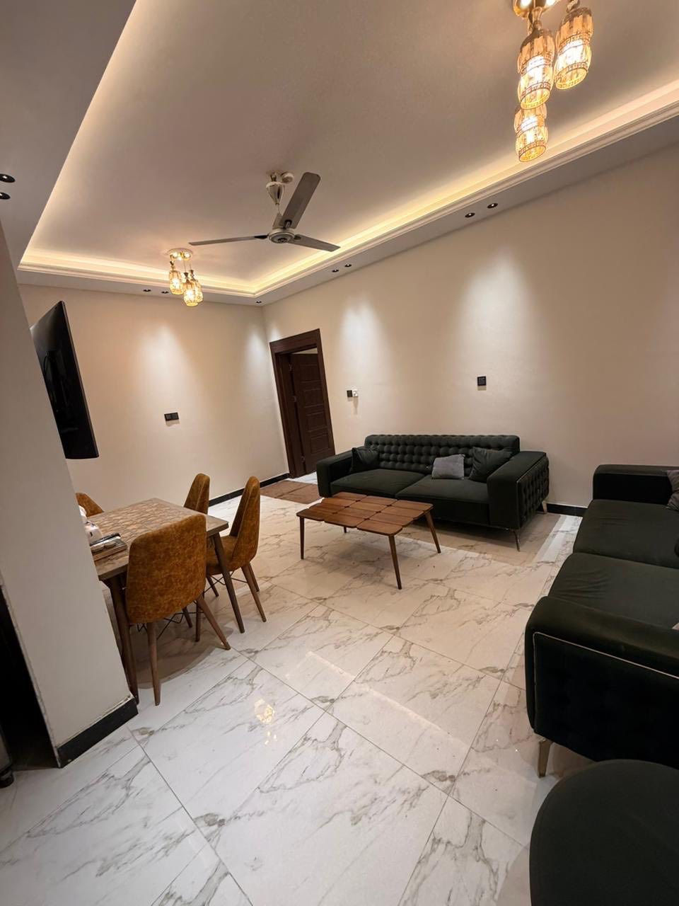 🏡 فرصة مميزة للإيجار في قلب المنصور – حي المتنبي

شقة أنيقة ومؤثثة بالكامل، طابق ثاني، جاهزة للسكن فورًا 🌟
تم اختيار الأثاث من أجود الأنواع ليوفّر لك الراحة والذوق الرفيع.

مواصفات الشقة:
✔️ صالة كبيرة وواسعة
✔️ مطبخ متكامل
✔️ غرفتا نوم مريحتان
✔️ خدمات صحية
✔️ موقع هادئ ومميز

📍 المنصور – حي المتنبي
خيار مثالي للعائلات أو الباحثين عن السكن الراقي.

📞 للاستفسار والتفاصيل أكثر:***********

‎#عقارات #المنصور #شقة_مؤثثة #بغداد
