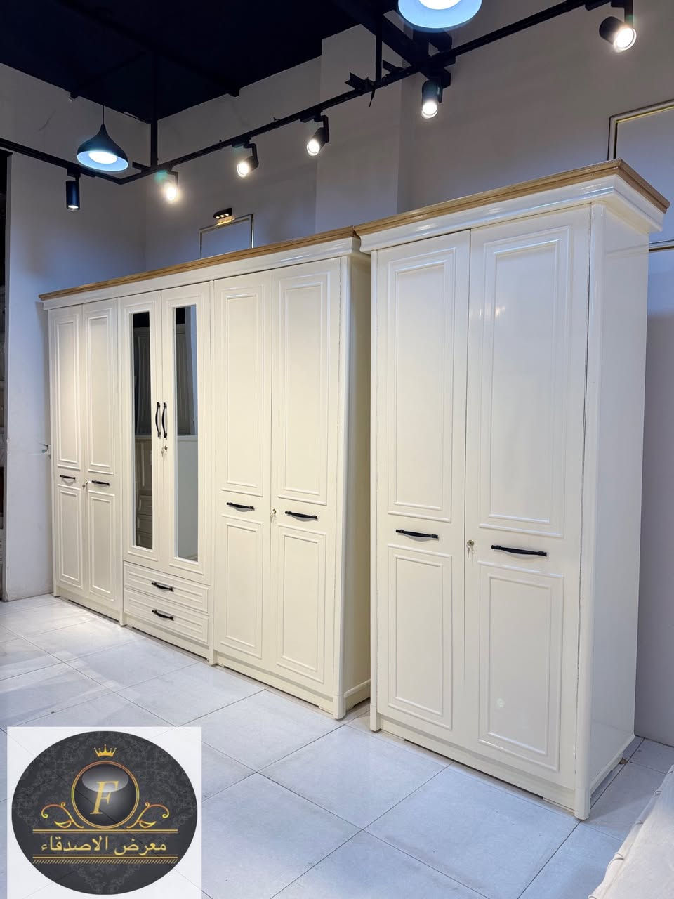 معمل ومعرض الأصدقاء 

‏صناعة العراقي 🇮🇶

موديل فطومه 

السعر مليونين و 900الف  فقط

تتكون الغرفة 
 10قطع 
سچة بلوك بورد 
 داخل (4)ملم صاج طبيعي
  الوجه 8ملم NDF
قبضة الابواب يدة مصري
سچة هودرليك بلوك بورد 
 التفصال الداخلي حسب رغبة الزبون 
نرمادة شريطية على طول الباب 
الزاوية بابين ملحق بارتفاع 2.50 سم
السرير رگم لوح خشب الماني
الظهر چرچوبة برغي 
 أرتفاع الكنتور (2.50) طول(320) 
الزاوية والكنتور ظلع واحد.(430)متر 
الصبغ درجة اولى باللون الاوفايت 
مولاحظة 
 ظمان خمس سنوات صيانة مابعد البيع 
النقل والشد مجاني جميع محافظات العراق

العنوان // بغداد الجديدة خلف جامع سامرائي 

 ***********
***********
