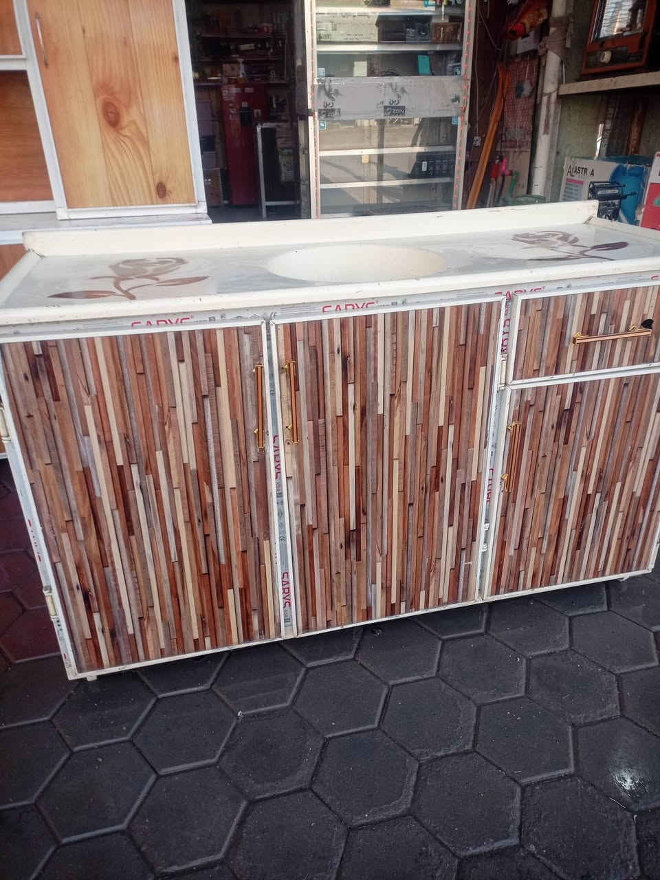 سنك متر ونص مرمر سعر 85.الف الاستفسار على خاص او الاتصال ***********عنوان واسط الصويره حي الشهداء
