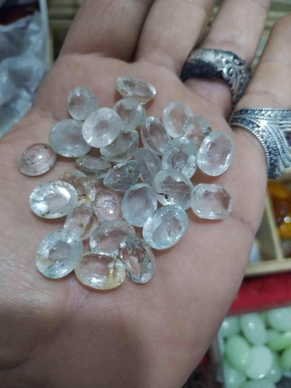 السلام عليكم عندي أحجار محل معزليه قديم وبقن سعر كلهن مليون قفل أحجار كلها اصليه عقيق يماني بيهن ٤٠٠ قطعه ومختلف ألاحجار مكاني بغداد البياع ***********
