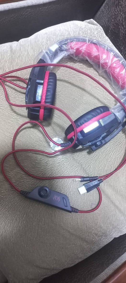 سماعة كيمينك لقطة (أخو الجديد)
السماعة نظيفة كلش (استخدام حشمة) وصوتها محيطي رهيب للألعاب (ببجي/كود).
​المايك صافي جداً والواير أصلي ومغلف.
​تشتغل على الموبايل، الآيباد، البلايستيشن، والحاسبة.
​الإضاءة (LED) مالتها شغالة وتخبل.
​السعر: 25 ألف (بيها مجال بسيط للشراي).
المكان: بعقوبة. 
للتواصل خاص او الرقم ***********
