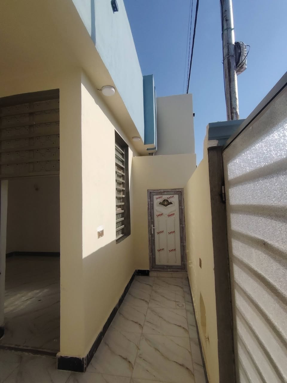 يا الله دار البيع مساحته 100متر مربعه غرفتين وستقبال وصاله ومطبخ صحيات خارجيه وداخليه بنيان درجه اولى صب السقف وساس كافت الخدمات ماي كهرباء مولده نترنيت العنوان شارع الصب جسر الشهداء النجف الشرف يبعد عن شارع كربلاء المقدسة 200متر الاستفسار التصال *********** السعر 47وبي مجال طابو زراعي سند 25
