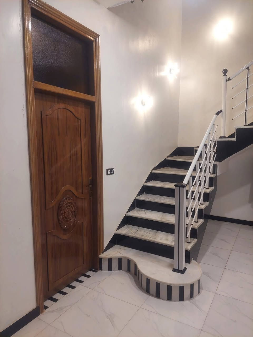 🏡دار للــبــــيـــع حـي الجمعـــيات منطقــــة               حجي حســــن  الأولى المسيجـــه
دار للبيع الجمعيات منطقة الحاج حسن الأولى لمسيجة  🛑 قــــرب الفلا    🏰       🛑

        

🏠المساحه (200)متر10x20يتكون الطابق الارضي 🏠

         🔥موقع ممتاز جدا  شارع10🔥

  🏘️غرفتين نوم 5×4وربع_صاله 9ونص .                 استقبال 4×6بيتونه_  🏘️

مناور عدد 2.       متر ونص في 3

        🏘️مطبخ 5ونص ×3ونص +حار متر ونص 🏘️  🏘️

        🚽صحيات داخليه 2ونص×3 

        🛁 صحيات خارجية 1ونص

     🛑للاستفسار مراسلةعلى واتساب

        (📲*********** اتصال او واتساب 

 علما يسلم الدار  خلال  فترة عشرة ايام. 
السعر 130وبي مجال
