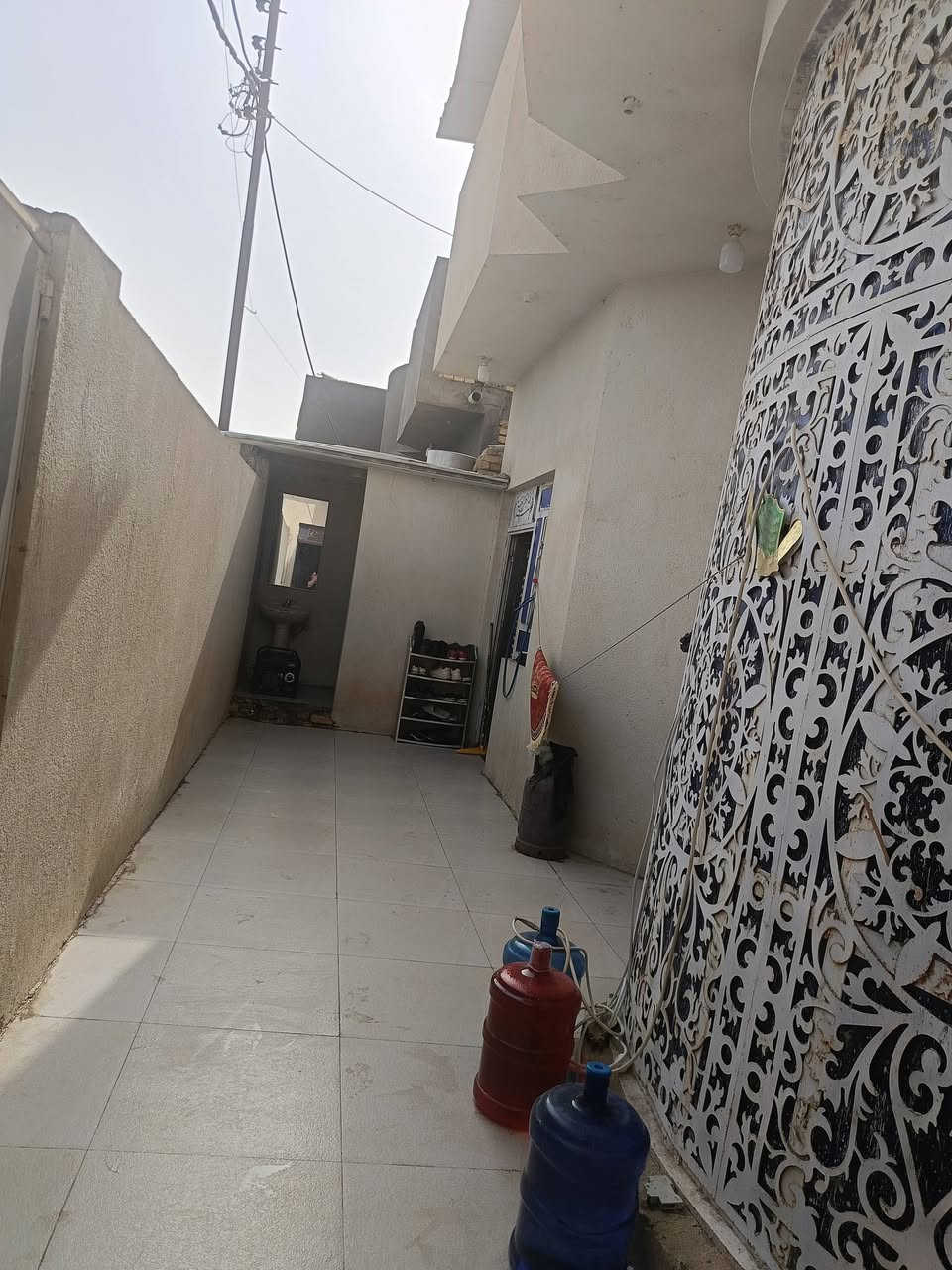 بيت للبيع طريق السياحي خلف منطقة الشمامره قرب قصر اباذر المساحه 180يتكون من غرفتين ومطبخ حار وبارد وصاله واستقبال وحمام خارجي وداخلي طابو اسهم +964 780 984 9295@
