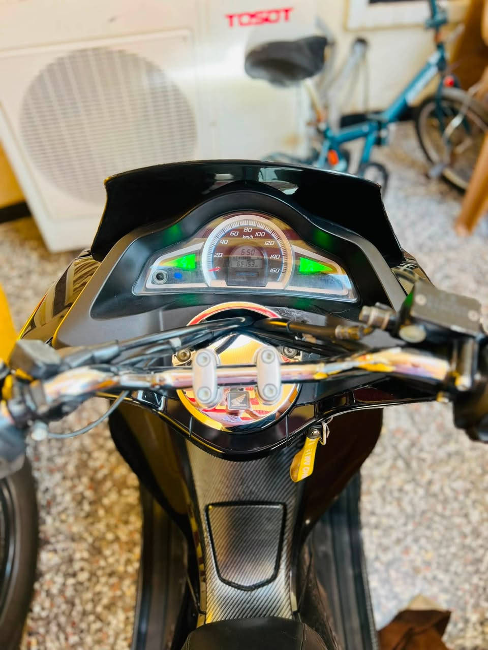 ‏السلام عليكم PCX جيل ثاني ياباني
مواصفات

‏تدفئه يدات وكشن ✅

‏حساس ازدحام ✅

‏حساس استان✅

ترايش فايبر كاربون اصلي وصالنصه رياضي ✅

‏🛠️ الدراجة: مكفولة  كفاله عامه

‏​​📍 الـمـكـان: بـغـداد

الهاتف :***********
