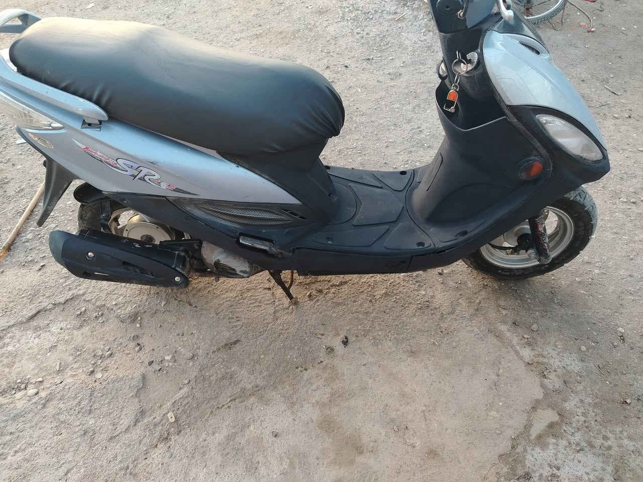 اسلام عليكم
البيع دراجه جي فور مفتوحه بستم والفات 
الدراجه مكينه ناعمه شلعه قوي وخرسه 
كل نقص مابيه 
كلشي بيه شغل 
سلف هندر 
كهرباء كله شغله 
عدادات شغاله 
ديرات جدد 
دراجه جهازه الف ماذب عليه مال جناي 
والنظافه بعد احله من الصور 
سعره ٤٠٠ وبيه مجال قليل 
ناصريه مركز ***********
