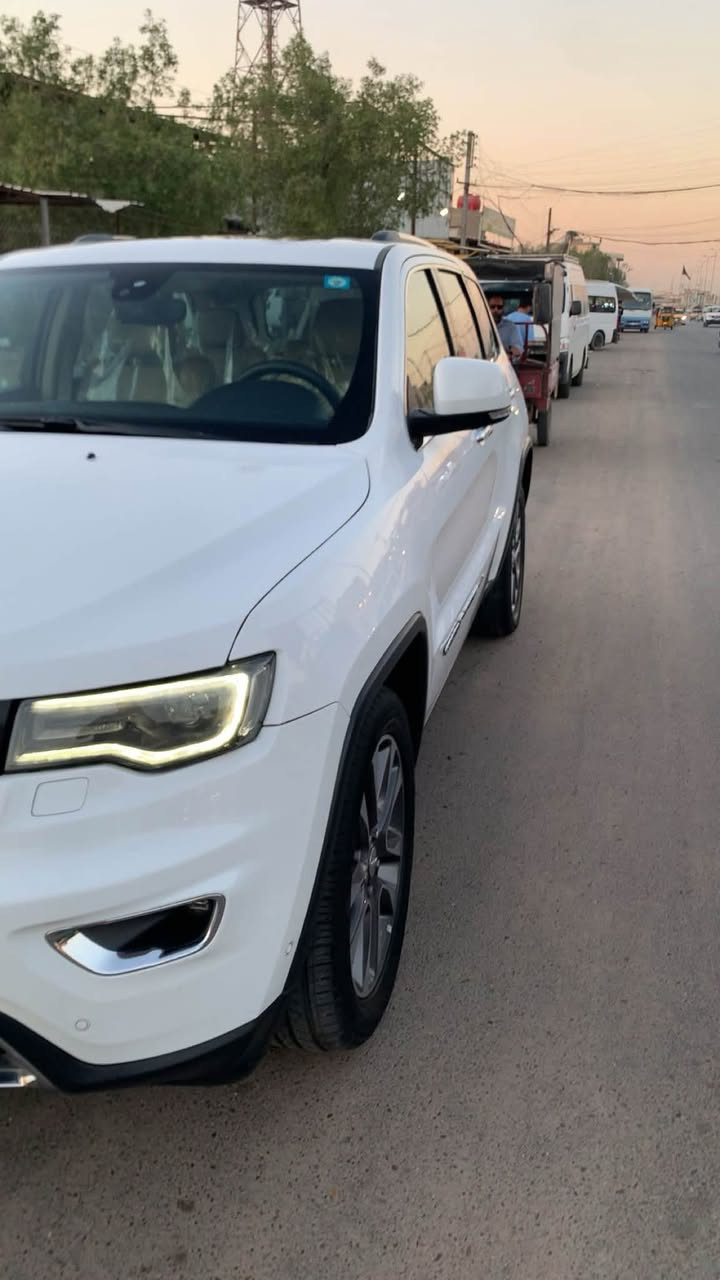 بيع مستعجل جيب 18 فول مواصفات كفالة عامة 
جيب كراند شيروكي (خليجي) لمتد بلاس 
الموديل : 2018
المحرك : V6 3.6L
الرقم : بغداد بأسمي تحويل مباشر 
الضرر : مكفولة كفالة عامة
المواصفات :
* ﻿﻿تشغيل عن بعد .
* ﻿﻿دفع رباعي 4x4 .
* ويل قياس 20 .
* ثلاث شاشات .
* ﻿﻿سقف بانوراما .
* دبل جام . 
* بصمة مع دخول ذكي .
* دخول سهل للسائق .
* نظام تشغيل واطفاء اوتماتيكي للمحرك .
* ﻿﻿فرش المقاعد من الجلد .
* ﻿﻿المقاعد الأمامية كهربائية مع وسادة ظهر .
* ﻿﻿ذاكرة لحفظ وضعيات الجلوس .
* ﻿﻿المقاعد الأمامية تدفئة وتبريد .
* ﻿﻿المقاعد الخلفية تدفئة .
* ضبط الستيرن كهربائي .
* ﻿﻿تدفئة ستيرن .
* تبريد قطعتين مع مناخ منفصل .
* ﻿﻿شاشة 8.4 انج .
* ابل كاربلي واندرويد اوتو .
* ﻿﻿نظام الملاحة (GPS) .
* نظام قياس ضغط الإطارات . 
* اربع وضعيات قيادة للطرق الوعرة .
* وضع القيادة الرياضي SPORT .
* وضع القيادة الاقتصادي ECO .
* ﻿﻿نظام خاص للطرق الوعرة .
* ﻿﻿المصابيح الأمامية متفاعلة مع LED نهاري .
* ﻿﻿كشافات الضباب زنون .
* ﻿﻿صندوق كهربائي .
* ﻿﻿حساسات أمامية .
* ﻿﻿حساسات خلفية .
* ﻿﻿كاميرا خلفية متفاعلة .
* ﻿﻿بخاخ ماء لتنظيف المصابيح الامامية .
* ﻿﻿مرايا جانبية ووسطية بخاصية التعتيم الذاتي .
* ﻿﻿مرايا جانبية مع هيتر .
* مرايا جانبية قابلة للطي كهربائياً .
* ﻿﻿مثبت سرعة .
* ﻿﻿نظام بريك اوتماتيكي .
* حقيبة العدة الاصلية والأسعافات الاولية .
* ريموت تحكم وسماعات هيدفون خاصة بالسيارة .
- تخم تايرات جديد
- حدادية اصلية كاملة جديدة
- سياره على ايدي من هيه زيرو بيهه اضافه منضومه غاز سعر ٢٤٥  ورقه تلفون***********

مكان حي التجار مقابيل كليه الامام الكاظم
