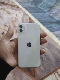 ايفون 11 عادي ذكره 128  جهاز يرست وحد مرات يشتغل طبيعي  وشاشه بيها طكع...
