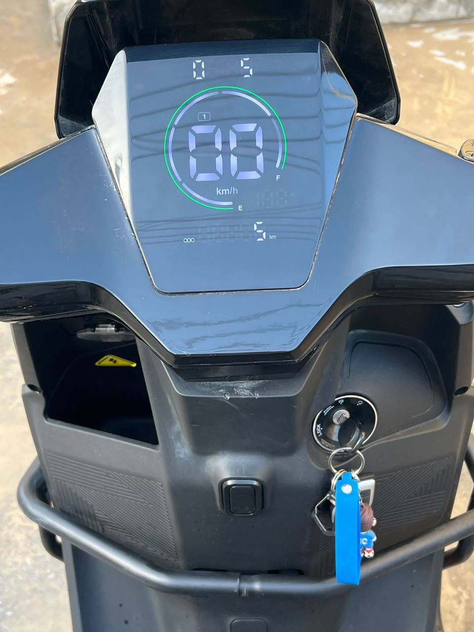 السلام عليكم دراجه شحن للبيع مواصفات الدراجه تحتوي الداراجه ع 5 بطاريات وكل بطاريه 32V وتحتوي ع مثبت سرعه ويكون حجم الملف 2000 ضد لماي سرعته حقيقيه 80 وتكون سرعة الشاحنه 360W شاحنه سريع لدراجه جيديده وما مستخدمه اهواي واي نقص ما بيه كلشي شقال بيه  السعر مليون وبيه مجال المكان بصره  مكلف بل نشر الاستفسار ***********
