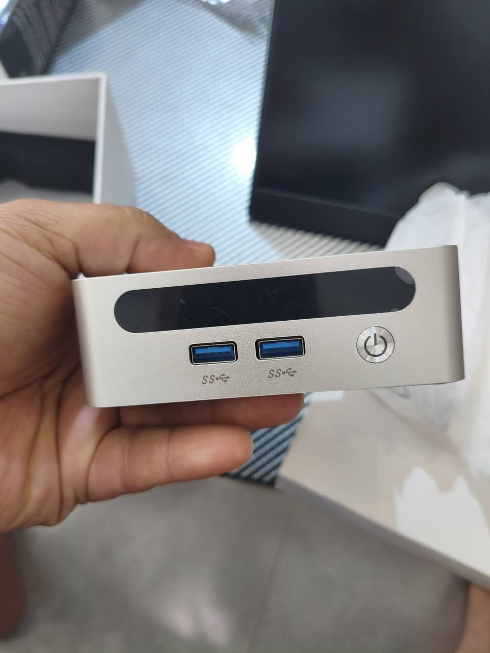 ميني بيسي (Mini PC) بمواصفات ممتازة 
​  من شركة GenMachine 
​ المواصفات 
​المعالج: AMD Ryzen 3 4300U (أداء ممتاز بـ 4 أنوية وكفاءة عالية).
​الرام: 16GB (تمت إضافة الرام لضمان سرعة فائقة في التصفح والبرامج).وندوز 11
​التخزين: 500GB SSD 
​الجرافيك: AMD Radeon™ Graphics (يدعم تشغيل الفيديو بدقة عالية 4K).
​المنافذ: يحتوي على منافذ HDMI مزدوجة، منفذ Type-C،


**إذا كنت صاحب هذا الإعلان وتريد حذفه لأي سبب، رجاءا أرسل رسالة إلى الدعم الفني**