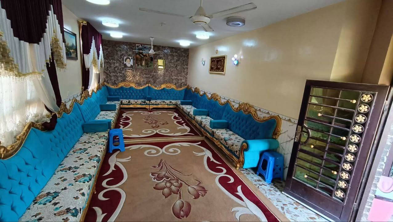 السلام عليكم  
 أرض دونم ونص 4300 متر طابو زراعي سند 25 تحويل بسم المشتري مباشر
عنوان بابل المسيب  شارع ابو الجاسم 
يبعد عن شارع حله بغداد كيلو 
خدمات متوفره كهرباء_ ماء  _ تبليط_ 
تحتوي على ثلاث منازل بنا جديد
المنزل الاول طابقين مساحه البنا 200 متر 
بنا طابوق _ تاسيس كهرباء بواري 
يحتوي على خمس غرف نوم ومن ضمنهن غرفه سويت 
مضيف - صاله - مطبخ حار وبارد مع مطبخ خارجي _حمام وصحيات خارجيي 
ثلاث حمامات داخل البيت 
حديقتين  امام المنزل 
البيت الثاني . مساحه بنا 200 متر
غرفتين نوم  واحده سويت 
مضيف_ صاله _ مطبخ _ صحيات داخليه وخارجيه 
المنزل الثالث مساحه بنا 130 متر 
غرفتين نوم _ صاله_ مطبخ  _ صحيات _
رقم صاحب المنزل ← *********** 
***********
