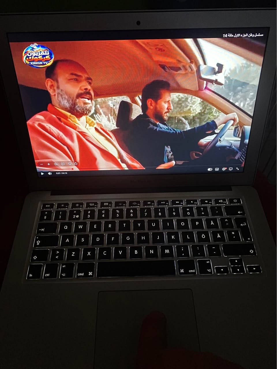 محتاج فلوسسس نطيني سعر وخذه بدون كسر وخاف الله شرط ممفتوح وشخط واحد مابي ضمان١ سنه للابتوب ابل ايفون  ماك بوك المواصفات الرئيسية 
 • المعالج: Apple M3
 • CPU ثماني النواة
 • GPU حتى 10 أنوية
 • Neural Engine بـ 16 نواة
 • الذاكرة RAM: تبدأ من 16GB (مع خيارات أعلى حسب التهيئة)
 • التخزين SSD: 256GB،
 • الشاشة:
 • 13.6 بوصة بدقة 2560×1664 (إصدار 13”)
 • أو 15.3 بوصة (إصدار 15”)
 • السطوع: 500 nits
 • الكاميرا: 1080p FaceTime HD
 • الاتصال: Wi-Fi 6E و Bluetooth 5.3
 • البطارية: حتى 18 ساعة تشغيل فيديو
 • المنافذ:
 • MagSafe 3 للشحن
 • منفذا Thunderbolt / USB 4
 • منفذ سماعات 3.5 مم
 • الوزن:
 • 13 بوصة: حوالي 1.24 كجم
 • 15 بوصة: حوالي 1.51 كجم ￼

أهم التحسينات مقارنة بـ M2
 • أداء أسرع بفضل شريحة M3.
 • دعم شاشتين خارجيتين (عند إغلاق شاشة اللابتوب).
 • دعم Wi-Fi 6E.
 • تحسينات في الرسوميات متتبع الأشعة (Ray Tracing).  شخط واحد مابي 
مكاني اربيل 
*********** أربيل, العراق
