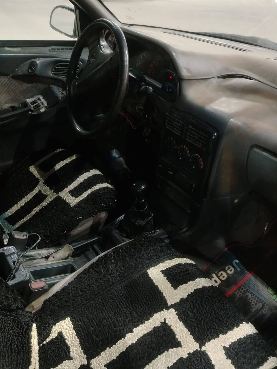 السلام عليكم دايو للبيع موديل 1994رقم بغداد كير ومحرك خير من الله سعر 25وبيها مجال رقم هاتف ***********
