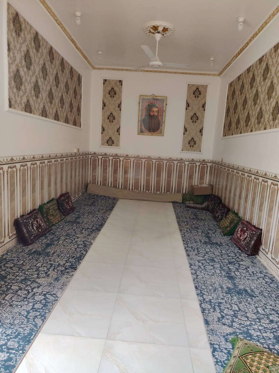 السلام عليكم ورحمة الله وبركاته
بيت للبيع الرميثه منطقة الجزرة مساحة ٢٧٥م
٣ غرف+ مطبخ +صاله(هول) +حمام+ براني ٩ونص حوشها وحَماماتها بوحدهن...***********
