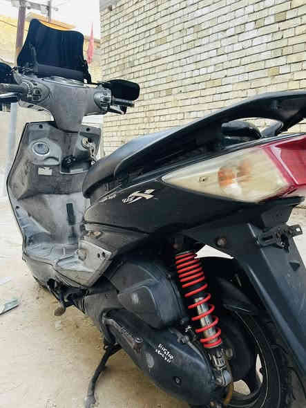 سلام عليكم 
سكنس فحل 140 كابريتر للبيع 😊
الدراجه مكفوله مكينه ناعمه شعله ومعدل تخبل  
تايرات جدد 
باتري جديد 
سماعه بلوتوث 
واقيات جفوف
جامه طويله 
كهربائيات كله شغاله 
طسته ناعمه 
نقصه كلوب وبنز بريك 
العنوان بغداد الطالبيه 
الرقم *********** متواجد واتساب 
السعر 750 وبيه مجال حك الجيه
