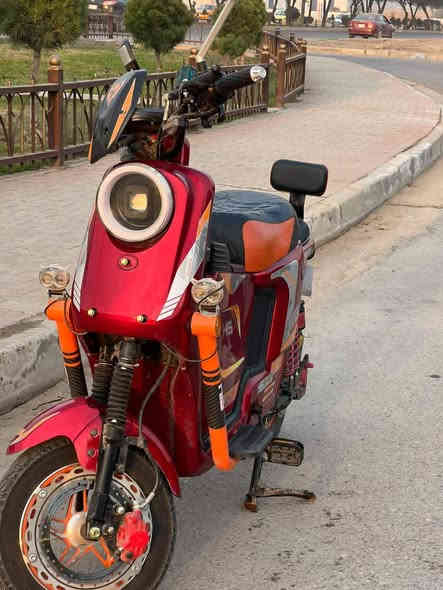 دراجة شحن للبيع
H900 2025 درع
فول مواصفات 
1- 5 بطاريات 
2-لايت لد 
3-لايت زنون 
4-ملف 2000w حقيقي
5-اشارة يمنى و يسرى ودبل اشاره
6- 3نمر
7- دبلات امامي وخلفي 
8- بريكات دهن امامي وخلفي
9- دسك بريك
10- شاحنة مع الدراجة 
11- صندوق للتخزين 
12-دي جي بلوتوث صوت عالي
13-هورن سياره عالي
14-بايدار
15-بصمتين تشغيل عن بعد وسويچين 
16-مرايات ثنين
اكرر الدراجه جديده بعدها 
رجاءاً بدون كسر بالسعر
(السعر 500 وبيها مجال  )
(المكان موصل 🌷)
الرقم الهاتف ***********
