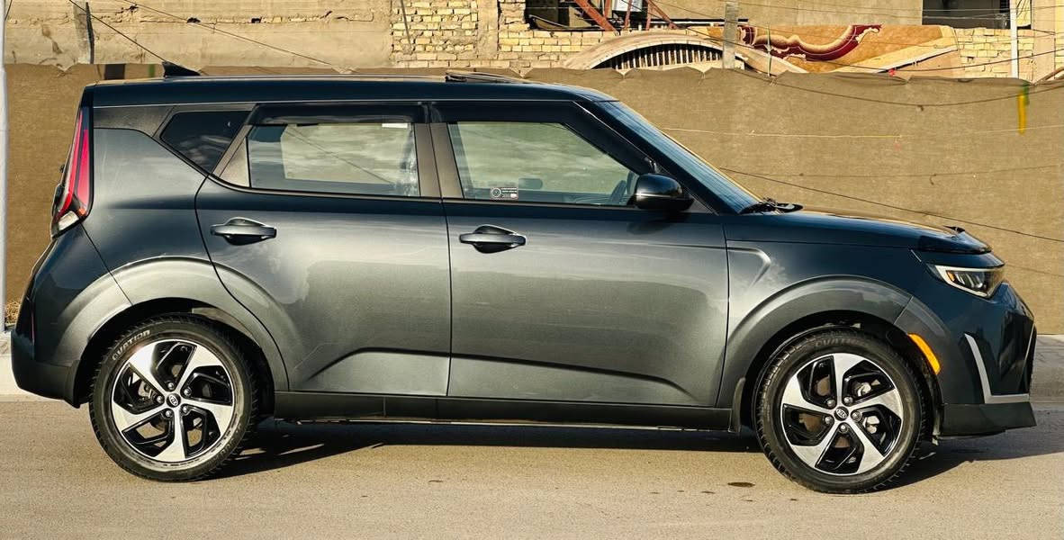 السلام عليكم ( بيع فقط بدون مراوس)
 (كيا صول 2025 كلين بدون صبغ بدون تبديل لون فيلي )
( اخو زيرو ماشية الفين محرك 2000 دوش)
(مرقمة اربيل جديد دخول وترقيم وهزة وفحص كلة جديد )
 (حادثها جدا بسيط) : بيهة كسر بدعامية ومكانين بارد بي دي ار على كد شبر صور والسونار موجودات
(السيارة بدون صبغ بدون تبديل )
المواصفات :
سلايت فتحة بسقف / لايتات لد زنون عدسات 
بك لايتات لد / رادارات وتنبيهات من جميع الجهات / نقطة عمياء واشاير بلمري / شاحن واير ليس / تدفئة كشنات وتدفئة ستيرن / منافذ شحن امامية وخلفية / تحديد مسارات سياقة ذاتية / كيجات الكترونية / انظمة قيادة نورمال وسبورت / اطفاء ذاتي / انارة داخلية لد 
دشبول سيارة بيانو بلاك
 وباقي المواصفات المعروفة
السيارة جديدة جدا ونظيفة وماشيه قليل اخو زيرو وجاهزة وكاملة من كل شي
العنوان : بغداد / الكرخ
للاستفسار :  ***********  ومتوفر بي واتساب
