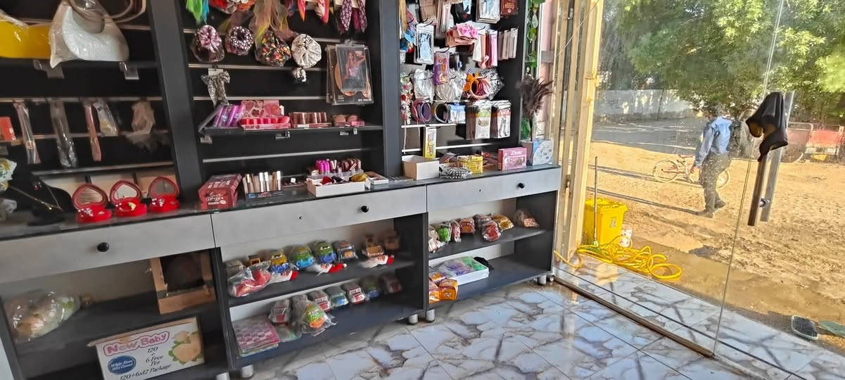 للبيع محل كوزمتك جاهز بالكامل
📍 الموقع: قرب مدرسة الشموخ 

محل مرتب وجاهز تفتح وتباشر شغلك مباشرة ✅

🔹 يحتوي على:
✨ جميع أنواع الإكسسوارات
💋 مكياج من ماركات مختلفة
🌸 عطور نسائية ورجالية
🧴 منتجات عناية بالبشرة والشعر
💅 مناكير وأدوات تجميل
🪞 مرايات ورفوف جاهزة للعرض

🔹 واجهة زجاجية ولافتة جاهزة
🔹 ديكور أنيق وموقع مميز

السعر مناسب جدا
📞 للتواصل والاستفسار:
 [***********]
[ *********** ]
