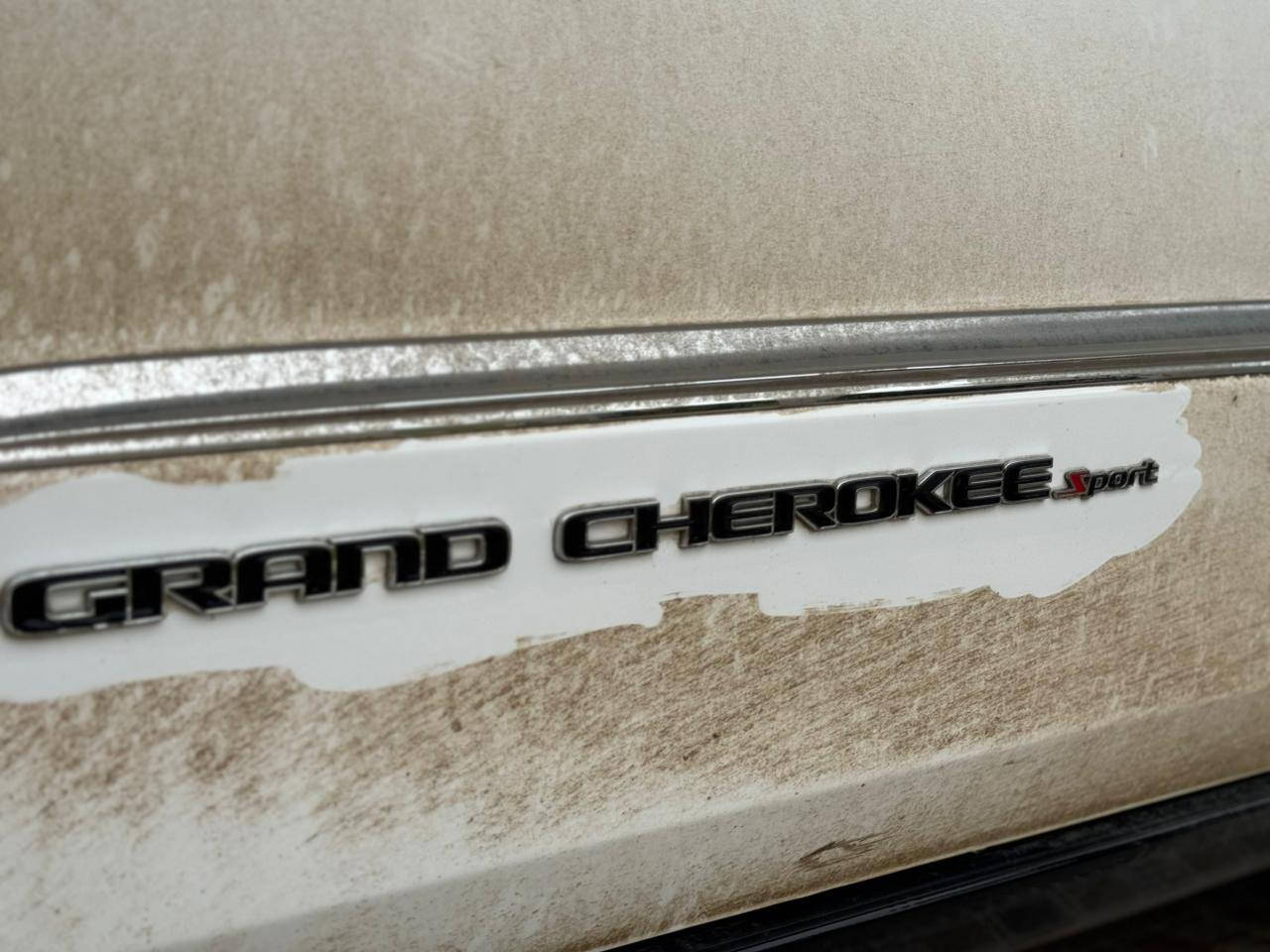 من رخصة  الادمن بسم الله الرحمن الرحيم
جيب كراند شيروكي (Jeep Grand Cherokee) موديل 2018
التفاصيل والمواصفات:
• الفئة: لمتد ( Limited.sport) - فول مواصفات 1/1.
• الوارد: خليجي.
• المحرك: 6 سلندر، سعة 3.6 لتر،
• التصميم الخارجي: بصمة أبواب، تشغيل عن بعد، صندوق كهربائي، حساسات خلفية وأمامية أصلية، فتحة سقف (سلايد روف).
• المقصورة الداخلية: كراسي جلد (بيجي)، كراسي كهرباء مع ميزة الخزن (Memory Seat)، تدفئة وتبريد بالكراسي، تدفئة بالمقود.
• التقنيات: شاشة كبيرة تعمل باللمس، نظام ملاحة (GPS)، كاميرا خلفية دوارة، نظام صوتي متطور، شاشة أعطال ديجيتال.
• أنظمة القيادة: فور ويل (4WD) مع وضعيات قيادة متعددة (رمل، صخور، طين، ثلج)، مانع انزلاق، نظام استقرار إلكتروني.
• الإضافات: تبريد قطعتين (مركزي)، مرآة عاكسة للضوء، ويل كب حجم 20 لمتد 
الأصلي.
السعر المطلوب:29.000$ ( مئتان و تسعون ورقة)
قابل للتفاوض
📍بابل-سدة الهندية
للاستفسار الاتصال على الرقم (***********)
