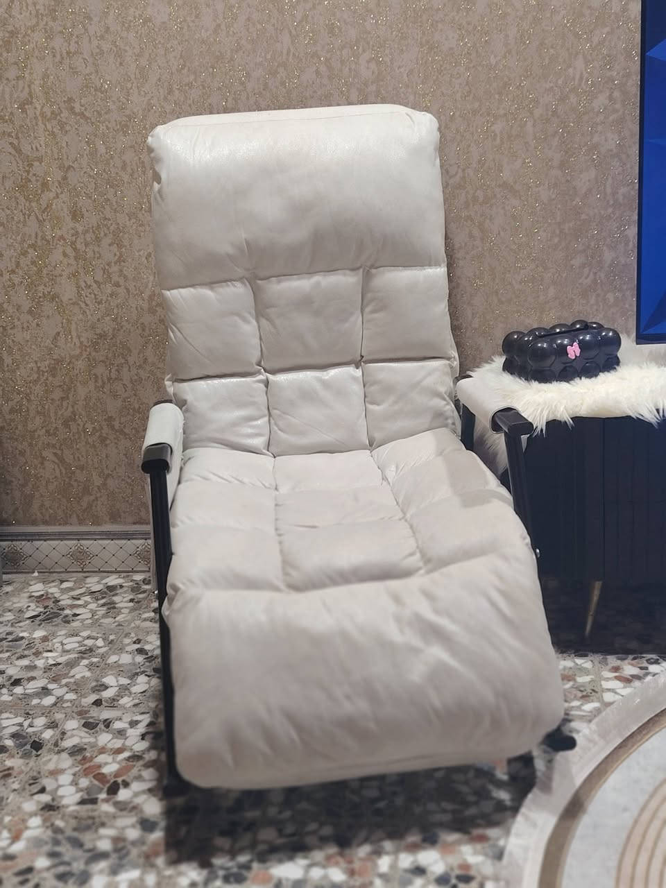 كرسي هزاز للبيع لون اوف وايت استعمال قليل ولوحات جدارية ***********
