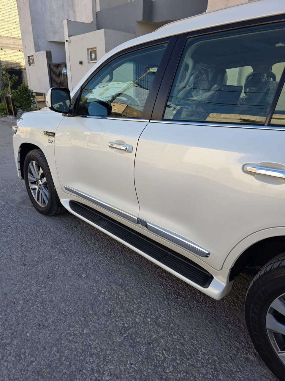 land crusier  2019 
v8 5.7  vx.s
‎ماشية100  الف كم حقيقي
‎لاندكروز VX.S 
‎موديل. 2019
داخل قرميدي ورقم مميز  📦 
 سياره كفاله عامه شرط حتي دعاميات 

‎فول مواصفات 1/1
‎السيارة مواصفات اللكزس 
‎1-جوبلس تصعد وتنزل 
‎2- 5 كامرات 
‎3- تدفئة وتبريد كشنات 
‎4- كشن ديزاين و كوشن سايق خزن ميموري 3 وضعيات 
‎5-شاحن لاسلكي 
‎6- نضام ترحيب عند الاقتراب 
‎7- دبل ماوس 
‎8- شاشة تحكم لكزس 
‎9- شاشات عدد 3 
‎10-تشغيل عن بعد 
‎11- كراسي كهرباء 
‎12- مكينة V8 /5.7
‎13-زراك لايت 
‎14- 5 بصمة ابواب 
‎15- سيستم صوت لكزس 
‎16- رادرات امامي + جانبي 
‎17- ستيرن صاج 
‎18- 8 ايرباك
‎19- فور ويل 
‎20- حساسات امامي خلفي 
‎21-ماشي 82
‎22- نضام ايكو تقليل صرفية 
‎23-ثلاجة 
‎مواصفات VX.S معروفة ما يحتاج اذكر لبقية 
‎سعر 520 وبيها مجاال🖤
او مراوس لاندكروز 23 VX
***********
