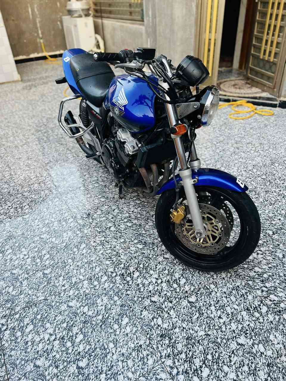 بطح سيبي cb400 بحالة الوكالة مكفولة كفالة عامة
اصولي (اوراق+كتاب منفيس) 
المواصفات//
1-دهن موتول (MOTULا) لاصلي 
2-ماي راديتر الاخضر +
3-صالنصة رياضي (SC)معروفه بصوتها القوي
4-دبل إشارة 🚨 

للأستفسار الاتصال على الرقم 
***********
— في ‏العماره حي العسكري

