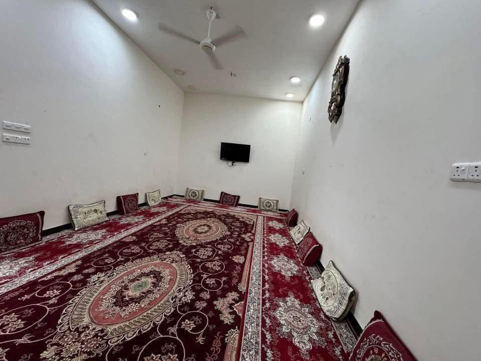 بيت طابو أسهم تحويل بأسم المشتري مساحه 200م 

كاع الدبوس مجاور كوت محينه يبعد قليل عن سيطرة ام العباس على الجهه اليمنى قريب جدا للشارع العام 
يبعد عن المدارس 100م ومستشفى قيد الانشاء

السعر 105وبي مجال قليل 

بناء حديث قبل سنتين طابوق كونكريت مسلح رباطات 

يتكون من استقبال وصاله وغرفتين ومطبخ ومجمع صحيات داخليه عدد 2 ومجمع صحيات خارجي ومناور ثنين 
الطابق الثاني يحتوي على صاله 

واتساب *********** علاء بدر
