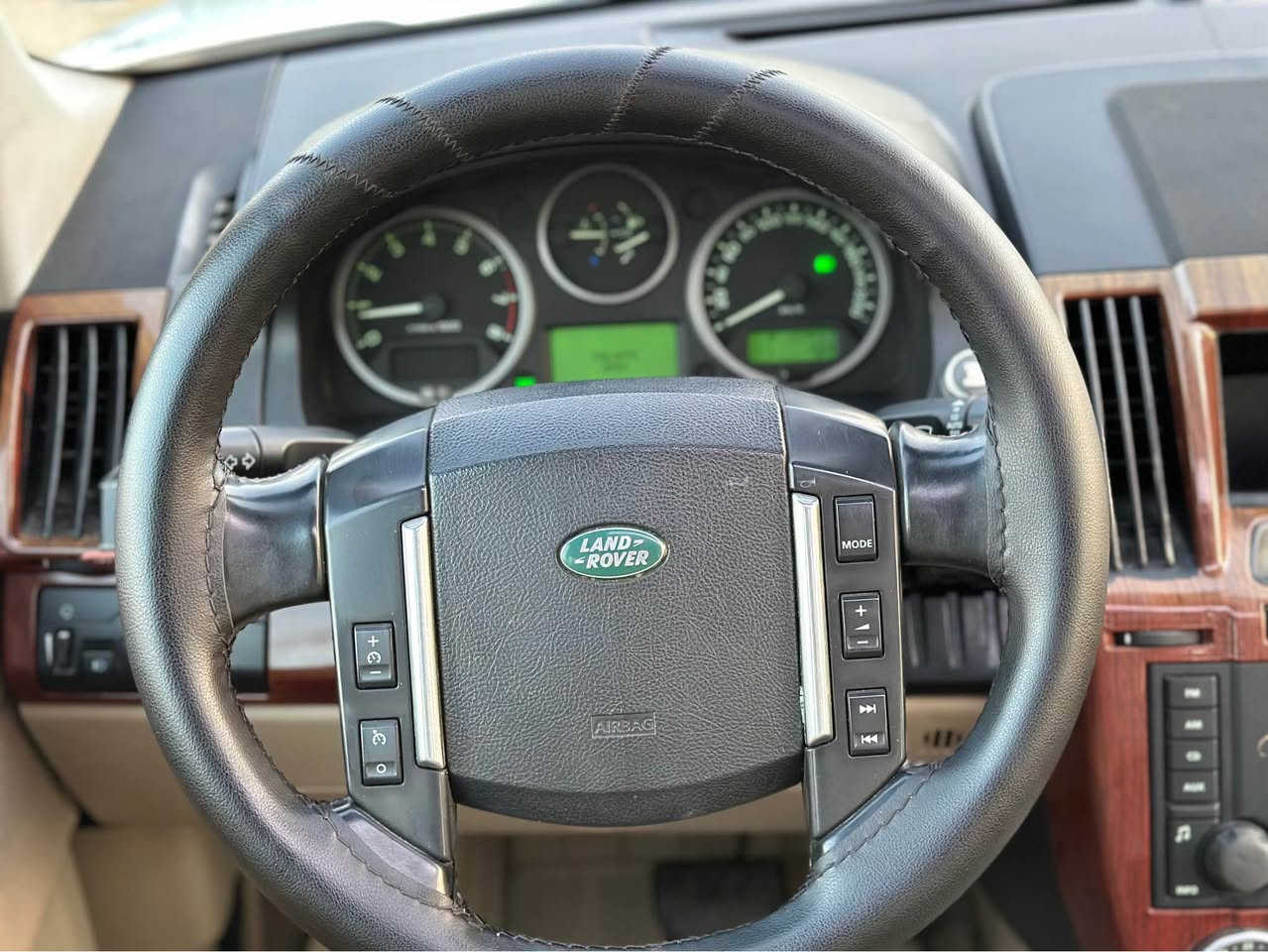 Land Rover   LR2   SE   2011 
سفري شةريكةي سةردارة 
مةكينةي ٦ بستوني  بي توربوية
١٧٠ هةزار كيلومتر روشتوة
گێڕو مەکینەي نةكراوةتةوة
سةنةويو رةقةمي تازةية
٤ تايةي تازةي لة ژيراية
سةيارةكة زور پاكو بي نو قسانية  
بوياخي نية ٢ جيگا تةعديلي ساردي هةية

فول مواسةفاتة

بةسمة 
پانوراما
ناوزةرد
ناو فورميكا
٦ سيدية
حاسةية
ئاوينةي شةفتة
٥ مودي دةبل اكسل
لايت عةدةسةو زينونة
كوشن جلد 
كوشن كاره باي

سةيارةكة لةسليمانية

سعري ٩٢ $ 
📞 ***********

===============================

land rover  LR2  se

سيارة موديل ٢٠١١  خليجية شركة سردار
محرك ٦ سلندر تنفس طبيعي  بدون تيربو
ماشي ١٧٠ الف
گير محرك مامفتوح
سنوي رقم جديد
تخم تاير جديد
سيارة حيل حلوة مابي نقص 
مابي صبغ  بي ٢ مكان تعديل بارد

فول مواصفات

بصمة
پانورما
داخل اسفر
داخل ساج
سيدي چنجر
حاسة
مرايت شفت
٥ مود فوريل
مازدات عدسة زينون
كشن جلد
كشن كهرباء
تحكمات ستيرن

مكان سيارة سليمانية

سعر ٩٢$ 
📞 *********** السليمانية, العراق
