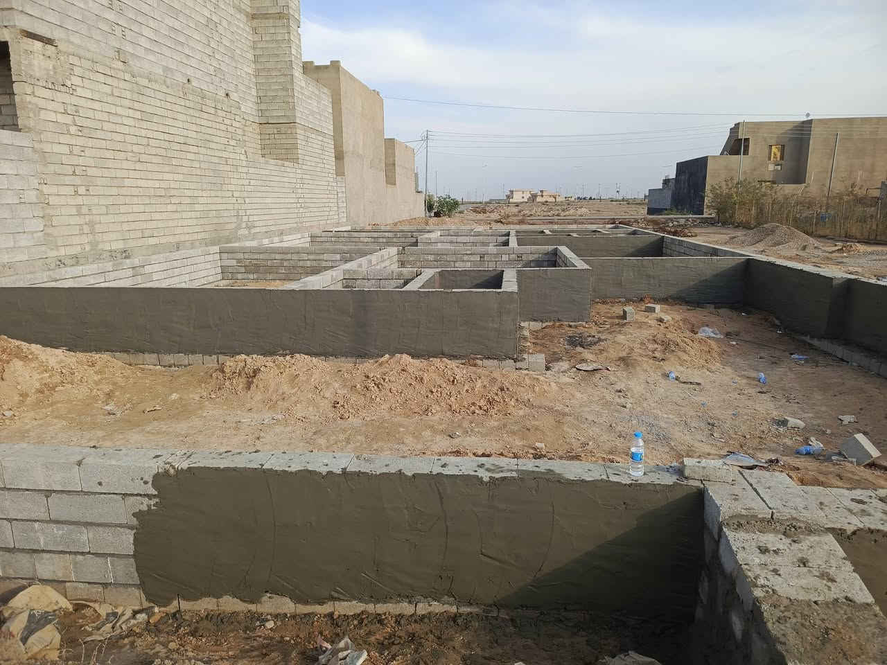 ﷽اللهم صلي وسلم على نبينا محمد
***********
السلام عليكم
يوجد كادر عمل جميع أنواع الشغل 
1-اساس ضاهري. تصفيط بلوك +تسليح 
2 - اساس الحفر. + تسليح 
3- تنضيف بيوت +   تسفيط بلوك + تحويل بلوك 
4- لبخ بتلو +فلونكات 
5- جميع انواع التفليش + گشط
