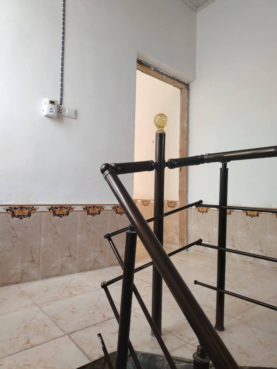 السلام عليكم
يتوفر لدينا بيت للبيع مساحه  100  متر طابق ونص في النجف حي النداء منطقه  59 السعر 75 مليون وبي مجال للشراي 
***********
***********
