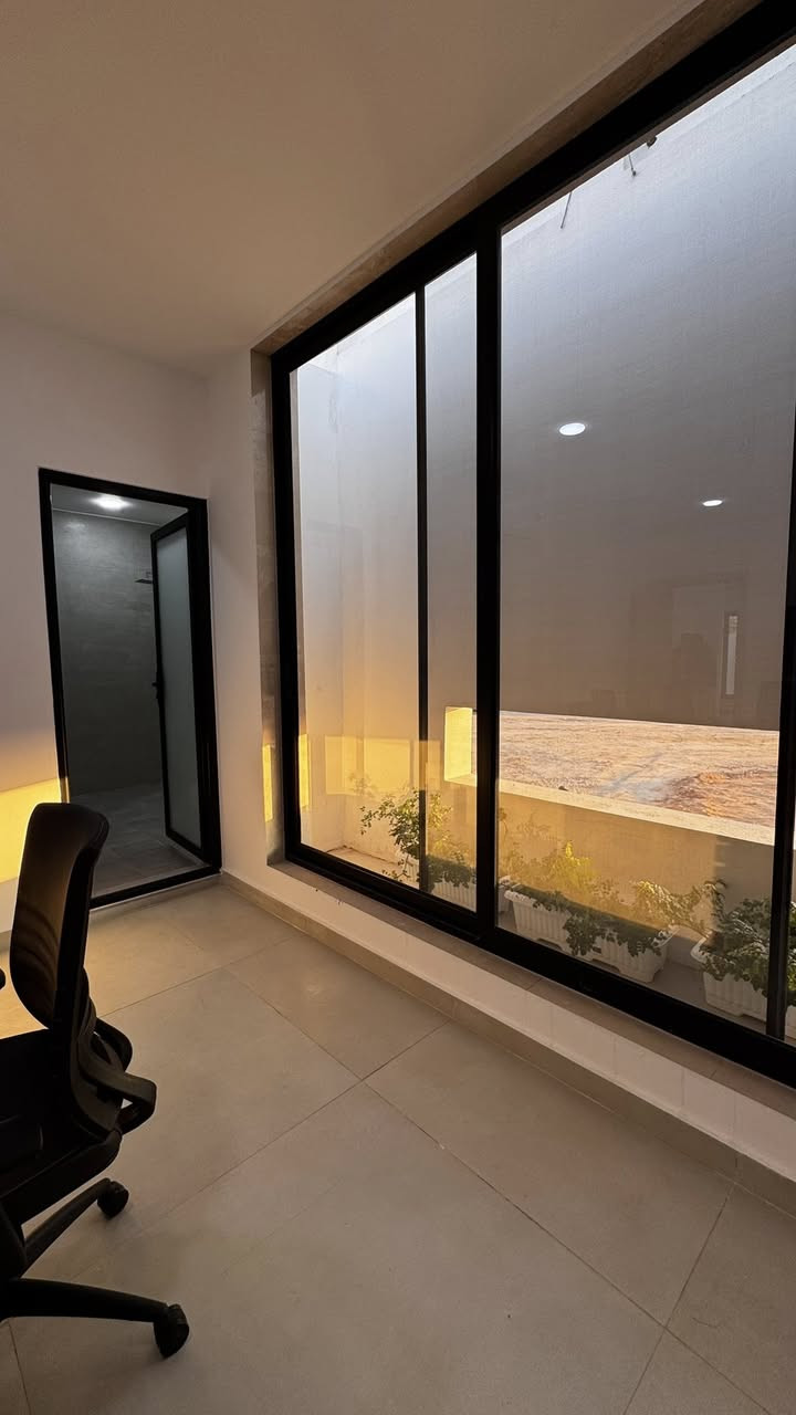 للباحثين عن التميّز والذوق الرفيع
في مجمع الريان السكني 🌟
في محافظة النجف الأشرف 

دار سكنية بمساحة 210 م²
تتكوّن من:
 • 4 غرف نوم بنظام سويت
 • صالة واسعة واستقبال أنيق
 • مطبخ حار وبار 
 • 4 صحيات وكراج وحديقة 

🔹 الدار مزوّدة بـ منظومة طاقة شمسية كاملة
🔹 كاميرات مراقبة لضمان الأمان
🔹 البناء طابوق جمهوري
🔹 الأساس صب كونكريت (رفت)
🔹 التنفيذ تحت إشراف كوادر هندسية متميّزة

✨ بسعر مغرٍ جداً ولمدة محدودة ✨ 

           ( لمعرفة السعر رقم 1 )

للأستفسار مراسلة الصفحة
 أو الاتصال على الرقم ***********

#محمد_العزاوي_للاستثمار_والتسويق_العقاري
#مكتب_البلال_للعقار
