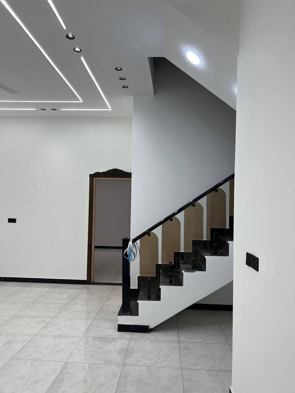 السلام عليكم ورحمه الله *********** وبركاته تحيه طيبه يعلن مكتب عقارات النور الذهبي عن توفر لدينا بيت للبيع تسليم مفتاح ابى الخصيب عويسان قرب مدرسة بلاد الرافدين مساحة 150متر طابو زراعي بسم  عراقي يحتوي على 2غرف نوم و صاله و مطبخ و صحيات و ستقبال و كراج السعر 110مليون وقابل التفاوض  اتصال على الأرقام التاليه زورونا بمكتبنا أبو جوزي مجاور معمل الجابري للسخانات نستقبل كافات العروض العقاريه وطريق ثاني من ابو الجوزي ***********
