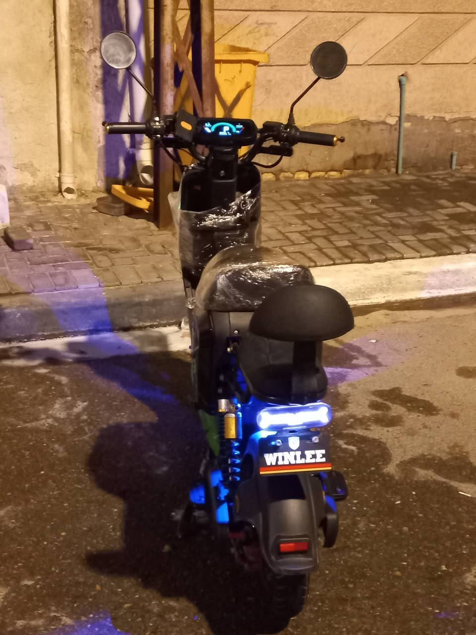 سلام عليكم R9 دراجه نضيفه وماناقصهه برغي موديل2025 دراجه جديده بمعنى الكلمه سويجين بيه سويج بصمه وسويج كارت بيهه تشغيل عن بعد كهربائياتهه كلهه شغاله سعرهه٥٠٠ وبيهه مجال لطيبين مكاني البصره القبله حي المهندسين رقم الهاتف ***********
