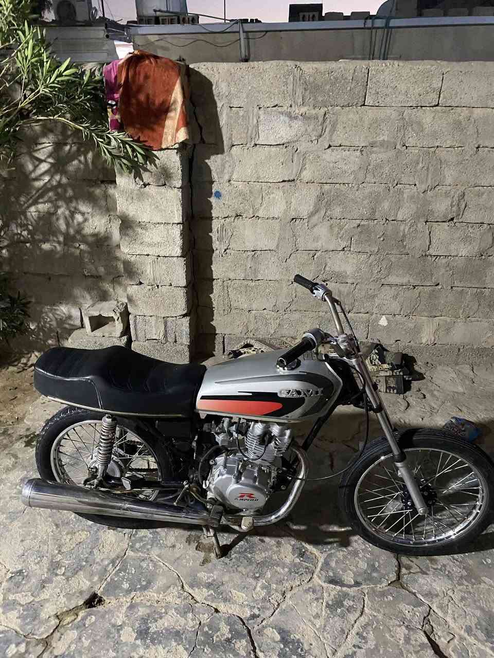 سلام عليكم دراجه رابيدو ٢٤ (دوات) ما مفتوحه(بيه خيط تبخير) 
السعر٥٠٠ وبيه مجال
 مكاني خور الزبير 
الشراي يراسلني 
هاذ رقمي
***********
