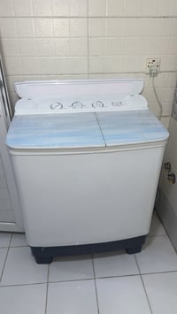 غسالة بحالة جيدة وسلسة في الاستخدام. مثالية للعائلات المتوسطة وتوفر خي...