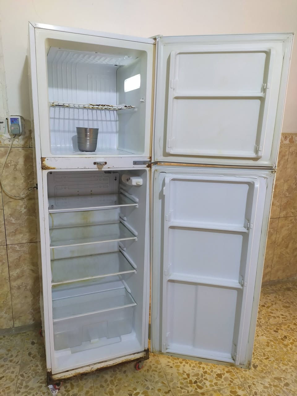 ثلاجه عل فحص كلها شغاله السعر ب100الف العنوان كربلاء حي الغدير ***********
