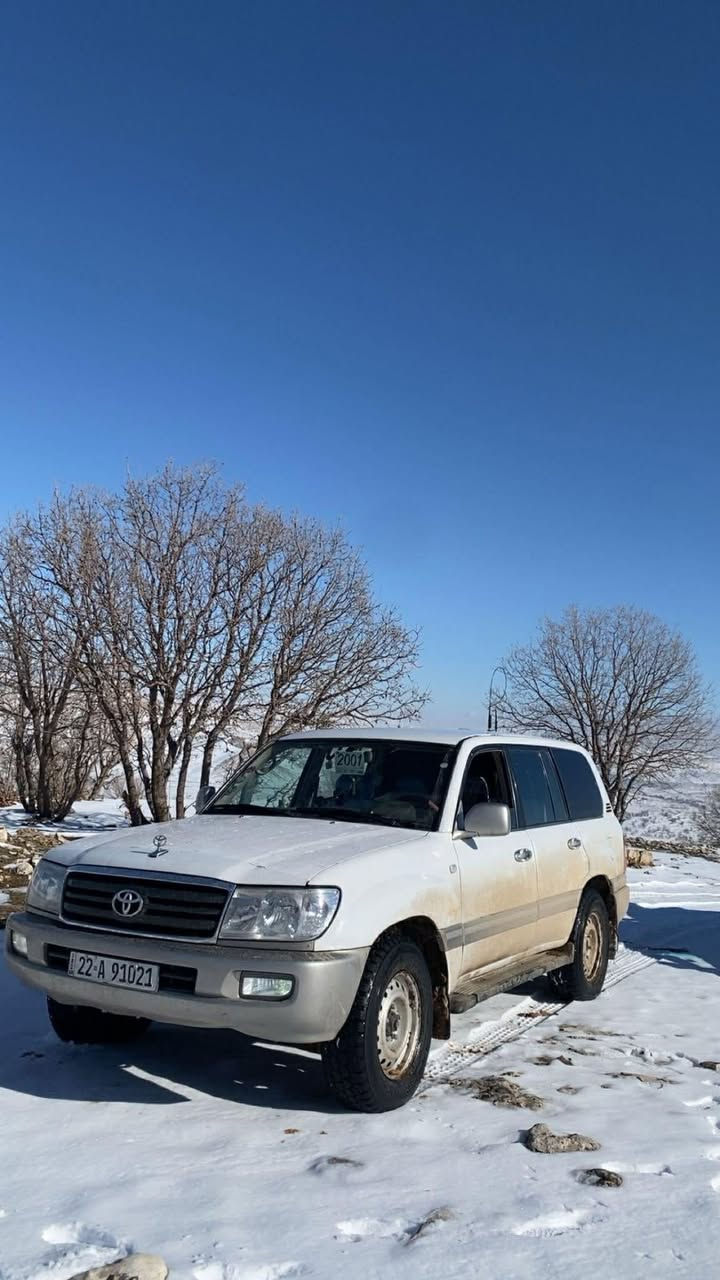 مۆنیکا ٢٠٠١
تەحویل ئەسڵی
سەنەوی تازەیە
سێ ڕوبع
ناوزەردو تەرتیبات
کارتی بانزینی هەیە
گیرو مەکینەو دەبڵ ئەکسل تەقەوڕەقە
هەموو گیانی بەشەرت
یەک عەیب و سەت دۆلار ببڕە
تاقمێ تایەو ویلی لۆک
سعری ١١٨ گەڵاو مەجاڵێ کەم
***********
